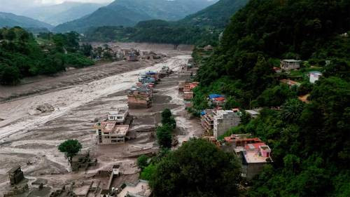 Tragedia en el Himalaya: el alud en Nepal y China deja más de 900 muertos y miles de desaparecidos