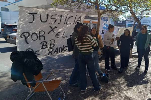 Protesta y reclamo por irregularidades en la causa del bebé de Rancul frente a la Cámara de Apelaciones