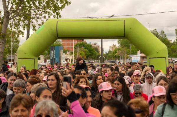Masiva concurrencia en la Caminata Rosa para concientizar sobre la detección temprana del cáncer de mama