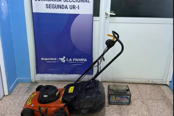 Santa Rosa: atraparon a dos sospechosos de robar una cortadora de césped y una batería gracias a las cámaras