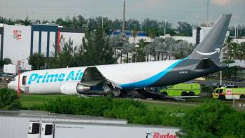 Tragedia en Miami: un avión carguero de Amazon se despistó, chocó autos y causó múltiples muertes