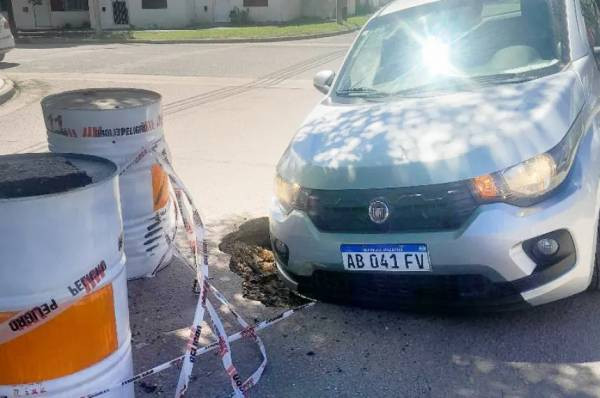 Santarrosa: un automóvil cayó a un socavón tras ceder el pavimento