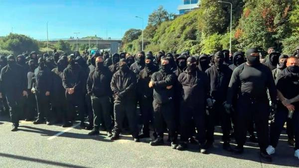 Tácticas paramilitares y de intimidación: así opera el nuevo grupo antiinmigrante Patriot Platform en el Reino Unido