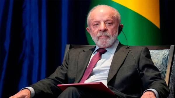 Lula cruzó a Flávio Bolsonaro por su alineamiento con EE.UU.: "Va a dormir enrollado en la bandera"