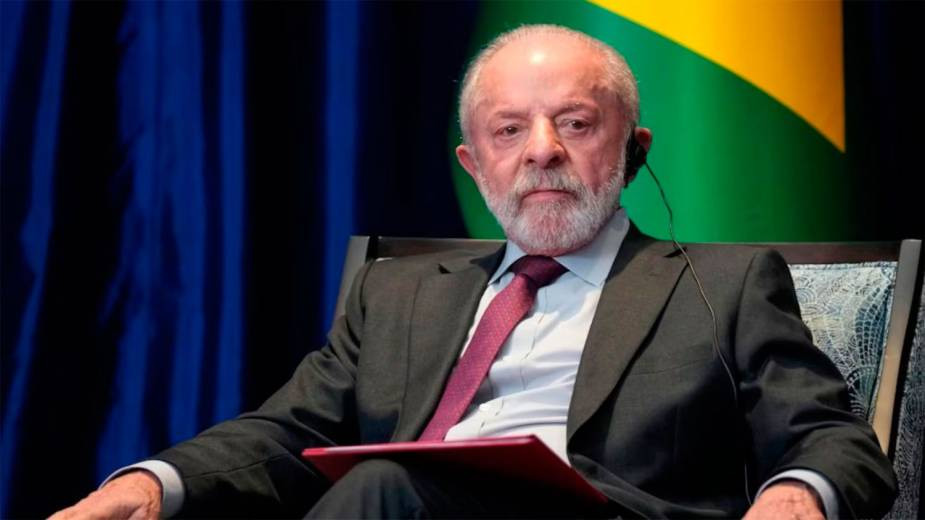 Lula cruzó a Flávio Bolsonaro por su alineamiento con EE.UU.: "Va a dormir enrollado en la bandera"