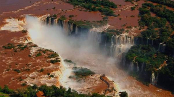 Crecida extraordinaria del río Iguazú: cierran la Garganta del Diablo y suspenden el cruce fronterizo