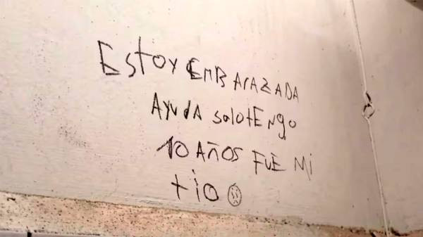 Investigación en San Juan por un pedido de auxilio escrito en el baño de una escuela