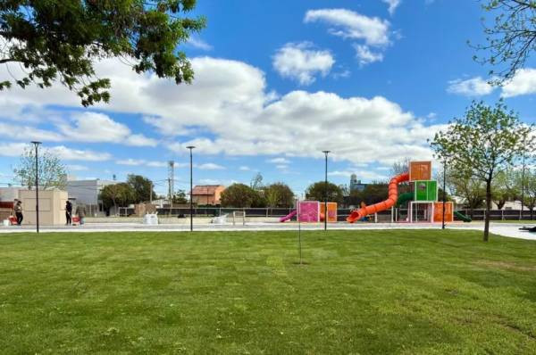 Avanza la etapa final del Parque Lineal: césped, juegos y la histórica calesita