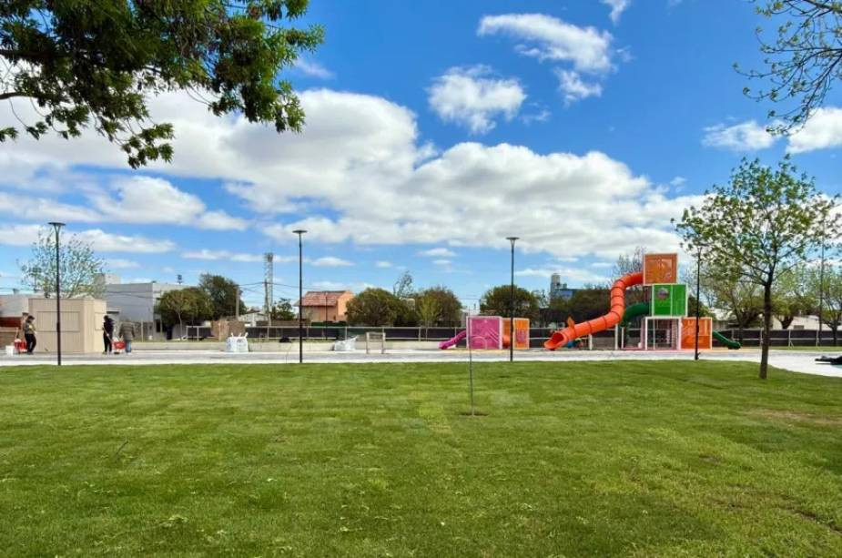 Avanza la etapa final del Parque Lineal: césped, juegos y la histórica calesita