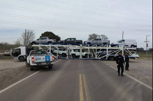 Demora total en la Ruta 35: un camión portavehículos bloqueó la calzada al sur de Santa Rosa