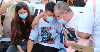 Padre y abuelo de Licio Dupuy en la primer marcha a solo dos días del asesinato. Foto: Juan Pablo Sanso