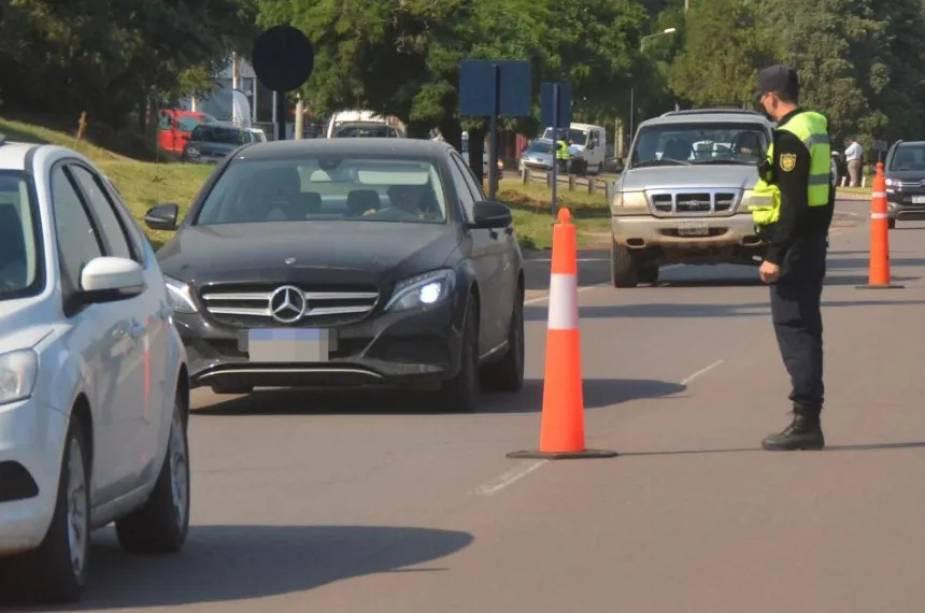 Ratifican multa vial por cruce en rojo: desestiman las grabaciones por su baja calidad