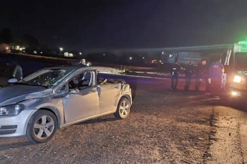 Impresionante choque en General Pico: un tren chocó a un auto y el conductor se salvó de milagro