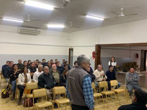 Capacitación obligatoria de SENASA sobre fiebre aftosa reunió a veterinarios y vacunadores en General Acha