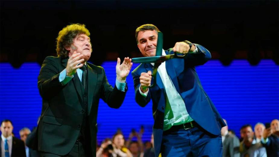 Efecto domino: Milei celebró el pase de Flávio Bolsonaro al balotaje en Brasil y destrozó a Lula