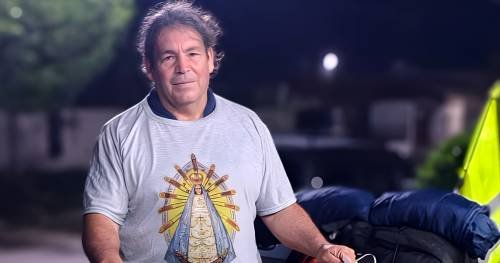 Juan “Panchi” Pizzamiglio camina y pedalea rumbo a Luján en un viaje de fe