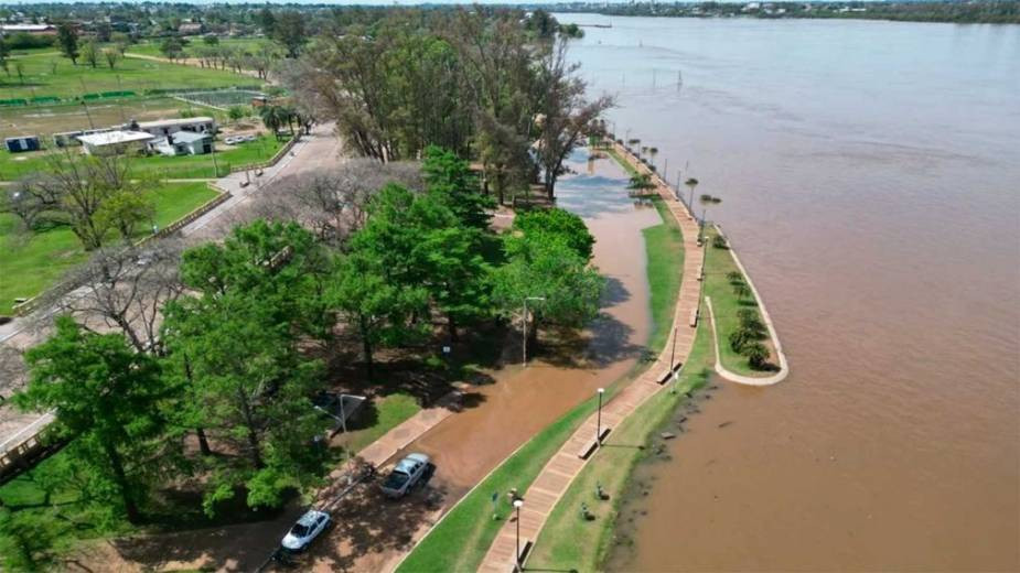 Alerta por la crecida del río Uruguay: familias evacuadas y operativos de emergencia en Entre Ríos y Corrientes