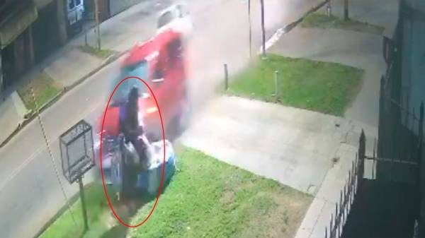 Milagro en San Francisco Solano: un recolector se salvó por milímetros de ser aplastado por un auto