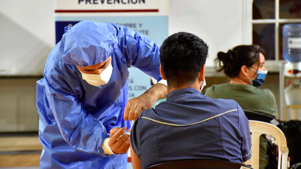 Vacunas Covid-19: la OMS advierte que con una dosis "es suficiente"