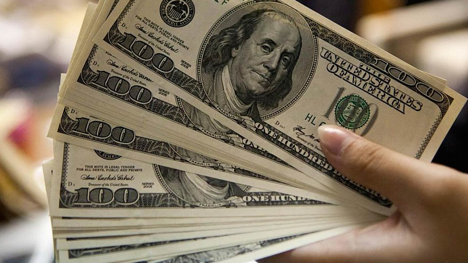 El Gobierno subió tres pesos el dólar oficial y empieza un período de mini devaluaciones diarias