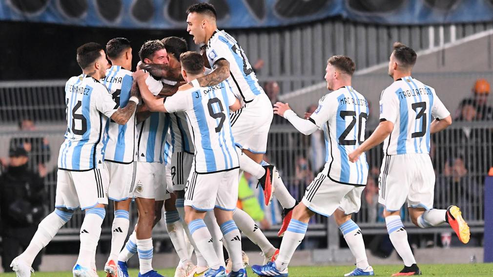 La Selección Argentina venció a la de Paraguay y sigue con puntaje ideal