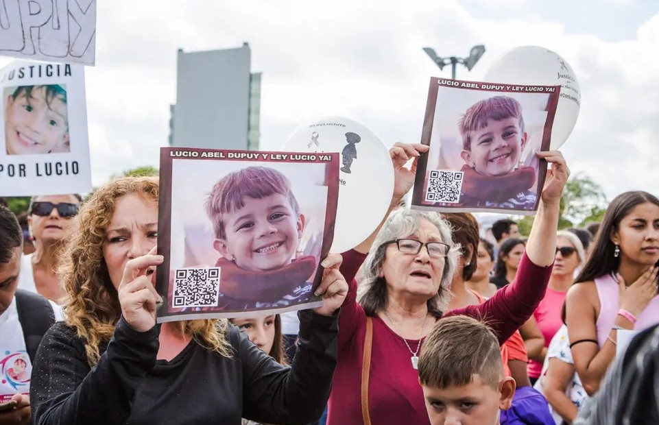 Once agentes de Salud y Educación, sumariados por el caso Lucio Dupuy