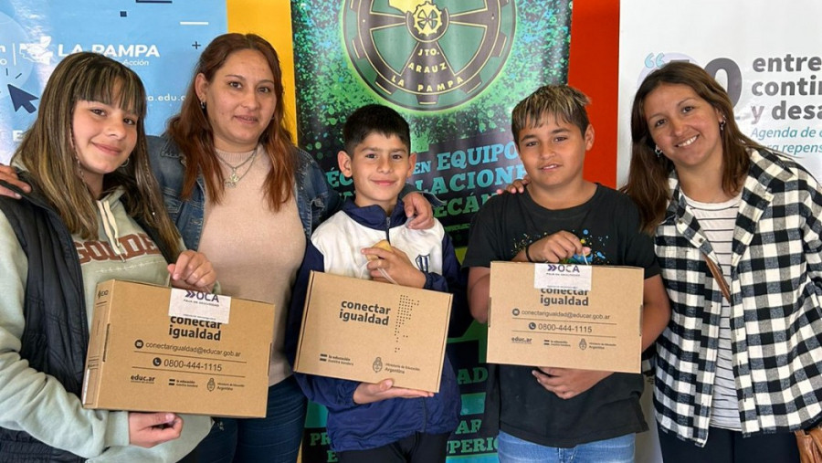 Entregaron 69 netbooks en Jacinto Arauz